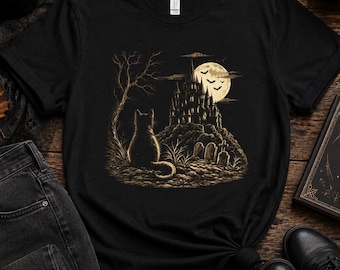 Camiseta Castillo Iluminado por la Luna con Gato Negro / Ilustración Gótica de Halloween