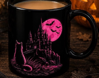 Taza con silueta de gato y luna rosa / Escena nocturna de castillo gótico