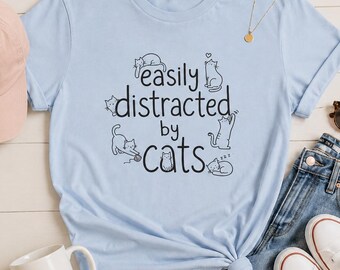 Camiseta "Me distraigo fácilmente con los gatos" / Camiseta para amantes de los gatos, con lindas ilustraciones de gatos.