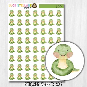 Könnte beinhalten: Ein Stickerbogen mit einem sich wiederholenden Muster aus grünen Cartoon-Schlangen mit rosa Wangen. Ein runder Aufkleber mit einer größeren Schlangenillustration ist ebenfalls abgebildet. Der Text "LUCE STELLARE paper co." und "STICKER SHEET: 5X7" sind sichtbar.