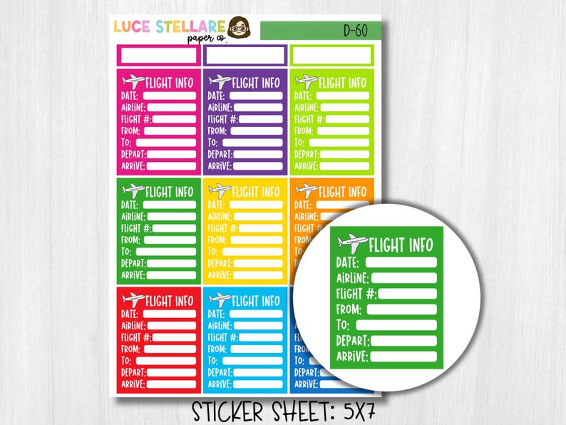 Op de afbeelding: Een stickervel met kleurrijke rechthoekige labels voor vluchtinformatie. Elk label bevat velden voor datum, luchtvaartmaatschappij, vluchtnummer en bestemmingen. Het vel is 12,7 x 17,8 cm en heeft een ronde sticker.