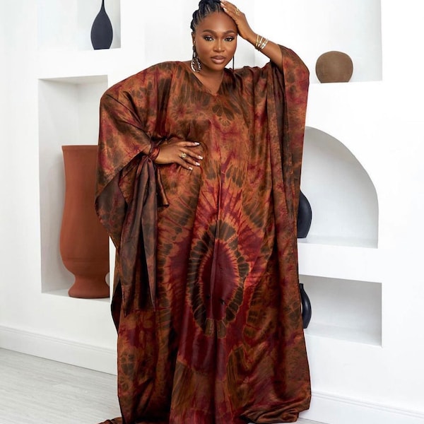Vestido longo Adire em seda marrom chocolate com lenço, caftan tie-dye plus size