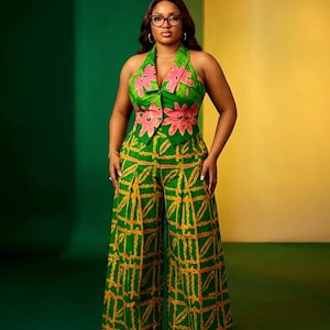 Puede incluir: Un juego de tres tazas de cerámica con un acabado mate moteado. Las tazas son de color crema, gris claro y gris oscuro. Cada taza tiene un diseño simple y minimalista y un asa redondeada.