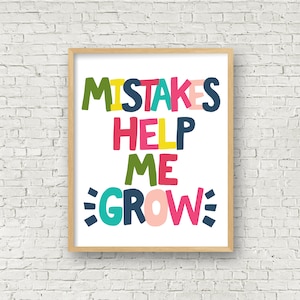 Op de afbeelding: Een ingelijst print met de tekst "Mistakes Help Me Grow" in kleurrijke, speelse letters. De achtergrond is wit.