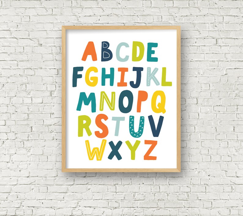 K&ouml;nnte beinhalten: Ein farbenfroher Alphabet-Poster mit wei&szlig;em Hintergrund und einem Holzrahmen. Die Buchstaben sind in verschiedenen Farben, darunter Gelb, Orange, Gr&uuml;n, Blau und Rot. Die Buchstaben sind stilisiert und haben einen verspielten, handgezeichneten Look.