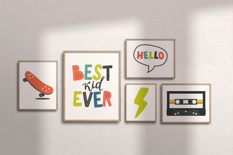 K&ouml;nnte beinhalten: F&uuml;nf gerahmte Drucke mit Retro-Thema. Die Drucke zeigen ein Skateboard, die Worte "BEST kid EVER" in bunten Buchstaben, einen Blitz, das Wort "HELLO" in einer Sprechblase und ein Kassettenband.