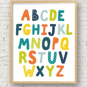 K&ouml;nnte beinhalten: Ein farbenfroher Alphabet-Poster mit Buchstaben in verschiedenen Blaut&ouml;nen, Gr&uuml;n-, Gelb-, Orange- und Rott&ouml;nen. Die Buchstaben sind stilisiert und haben einen verspielten, handgezeichneten Look.