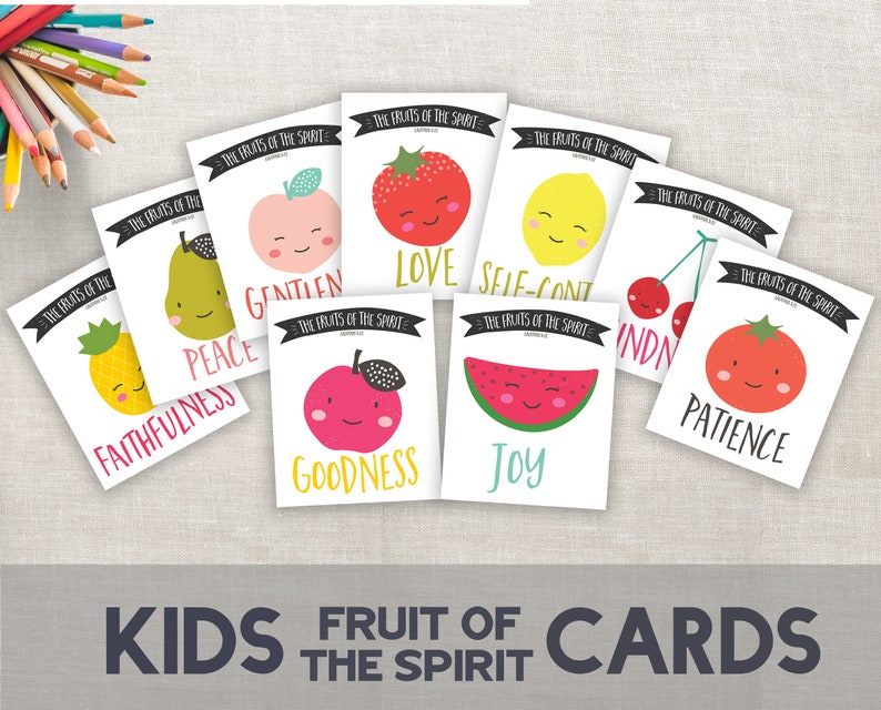 Puede incluir: Conjunto de 10 tarjetas de memoria coloridas que representan frutas con caras felices y las palabras "Los frutos del Esp&iacute;ritu" y el fruto del Esp&iacute;ritu correspondiente, como "Amor", "Gozo", "Paz", "Paciencia", "Bondad", "Amabilidad", "Fidelidad", "Mansedumbre", "Templanza" y "Gozo".