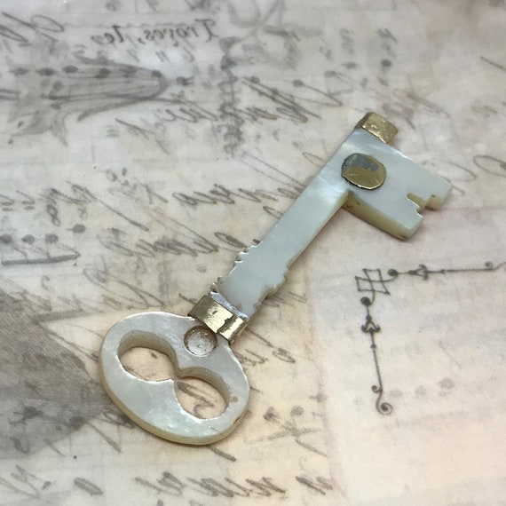 Victorian Mother of Pearl Key Pendant / Antique M… - image 3