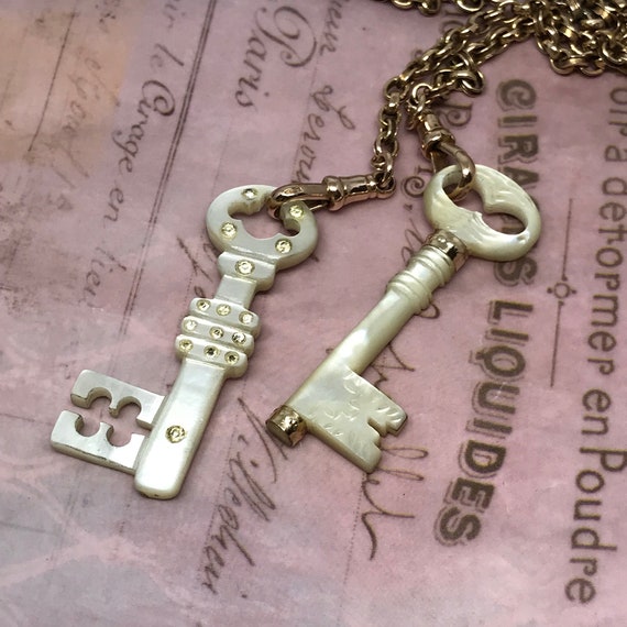 Victorian Mother of Pearl Key Pendant / Antique M… - image 7