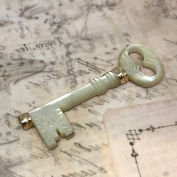 Victorian Mother of Pearl Key Pendant / Antique M… - image 2