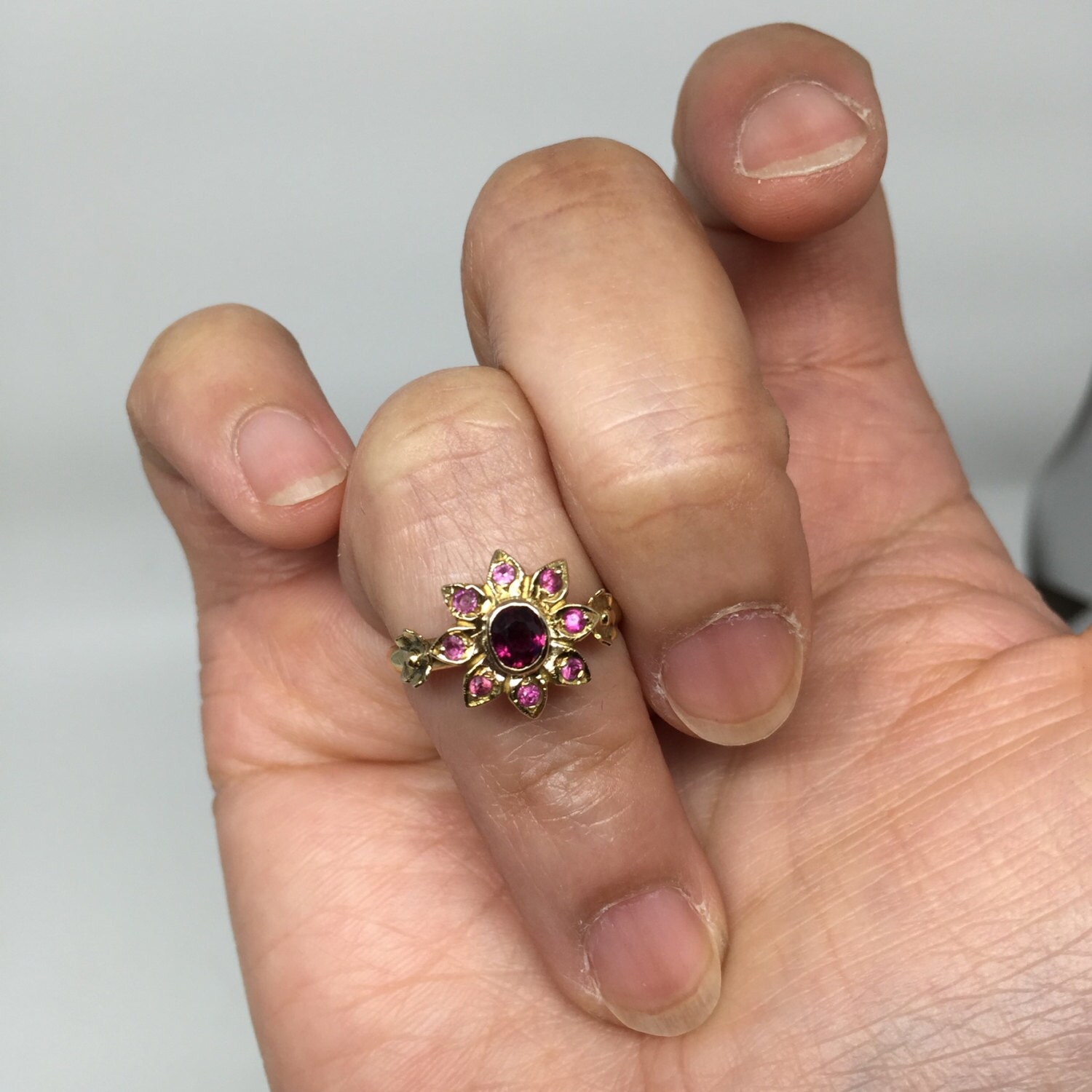 Vintage Ruby Flower Ring in 9ct Gold, c. 1950s