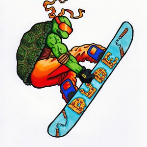 Puede incluir: Una tortuga de dibujos animados verde, naranja y marr&oacute;n que lleva una diadema roja y gafas est&aacute; haciendo snowboard en una tabla de snowboard azul y blanca con un dise&ntilde;o de pizza. La tabla de snowboard tiene una cadena y dos palos marrones unidos a ella.