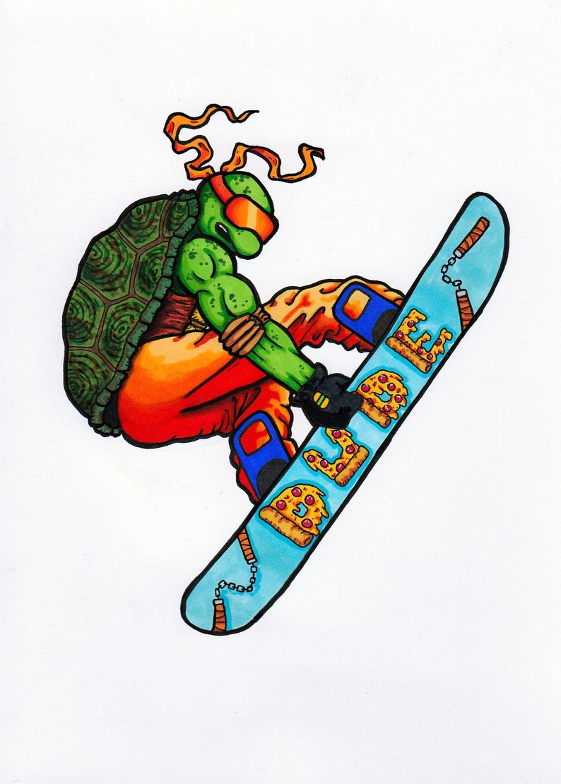 Puede incluir: Una tortuga de dibujos animados verde, naranja y marr&oacute;n que lleva una diadema roja y gafas est&aacute; haciendo snowboard en una tabla de snowboard azul y blanca con un dise&ntilde;o de pizza. La tabla de snowboard tiene una cadena y dos palos marrones unidos a ella.