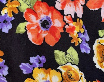 Tela de rayón chalí con estampado floral, color negro, 137 cm de ancho. Se vende cortada a medida.