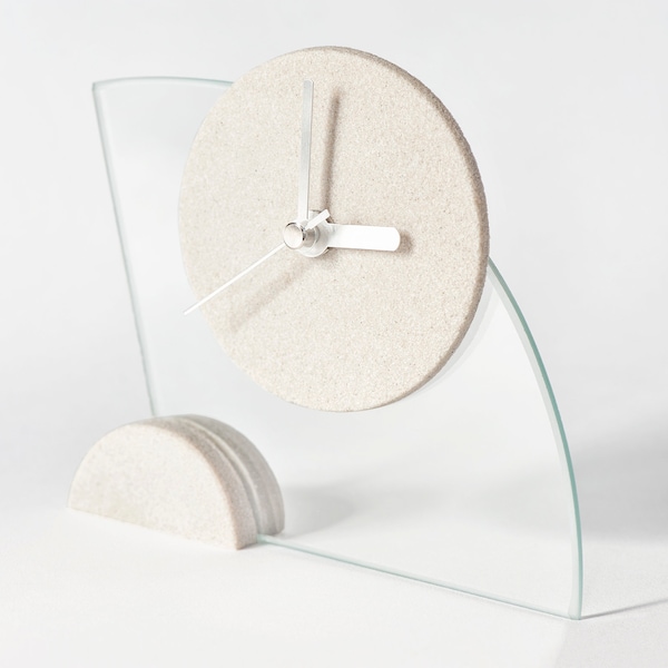 Tischuhr modernes Design. Kleine Standuhr aus Glas und Sandstein. Stylische  Geschenkidee. Modell „Klara“. Handarbeit aus Deutschland.