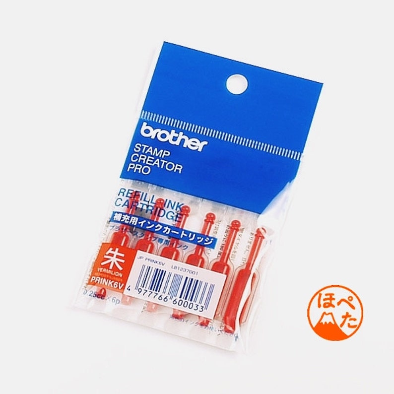 K&ouml;nnte beinhalten: Eine Packung mit sechs roten Nachf&uuml;ll-Tintenpatronen f&uuml;r einen Brother Stamp Creator Pro. Die Verpackung ist mit dem Text "Brother Stamp Creator Pro" und "Refill Ink Cartridge" beschriftet. Die Verpackung enth&auml;lt au&szlig;erdem einen Barcode und den Text "朱", was im Japanischen "rot" bedeutet.