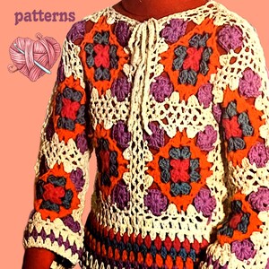 Puede incluir: Un suéter tejido a crochet con un patrón cuadrado en tonos naranja, morado, azul y blanco. El suéter tiene un lazo en el cuello y mangas largas.