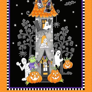 K&ouml;nnte beinhalten: Eine Schwarzwei&szlig;illustration eines gruseligen Halloween-Hauses mit einer schwarzen Katze, Geistern und K&uuml;rbissen. Das Haus hat einen Hexenhut auf dem Dach und ist von B&auml;umen umgeben. In der unteren Reihe befinden sich vier kleinere Versionen des Hauses.