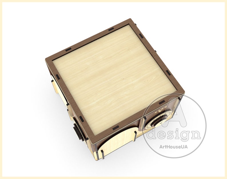 Op de afbeelding: Een houten doos met een bruine en lichte houtkleur. De doos heeft een decoratief ontwerp aan de voorkant en een knop aan de zijkant. De doos is gesloten en de bovenkant is zichtbaar.