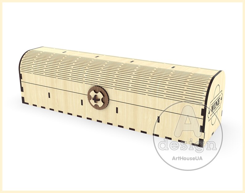 Puede incluir: Una caja de madera con tapa abatible y un cierre decorativo. La caja es de madera clara y tiene un ribete marr&oacute;n oscuro. La caja est&aacute; etiquetada como "Vino".