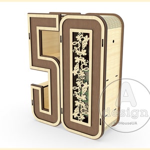 K&ouml;nnte beinhalten: Eine Holzkiste in Form der Zahl 50 mit einem ausgeschnittenen Design aus Weinreben. Die Kiste hat eine braune Beize und ein helles Holzinnenleben.