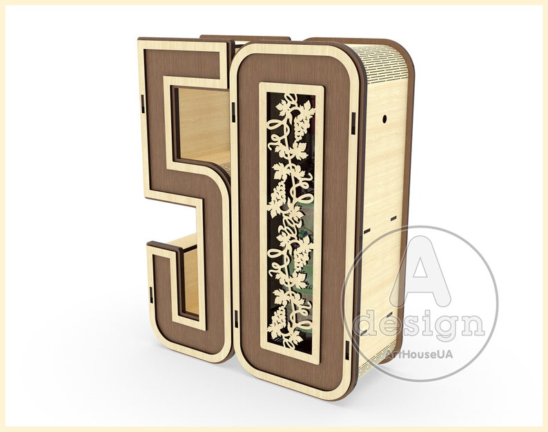 K&ouml;nnte beinhalten: Eine Holzkiste in Form der Zahl 50 mit einem ausgeschnittenen Design aus Weinreben. Die Kiste hat eine braune Beize und ein helles Holzinnenleben.