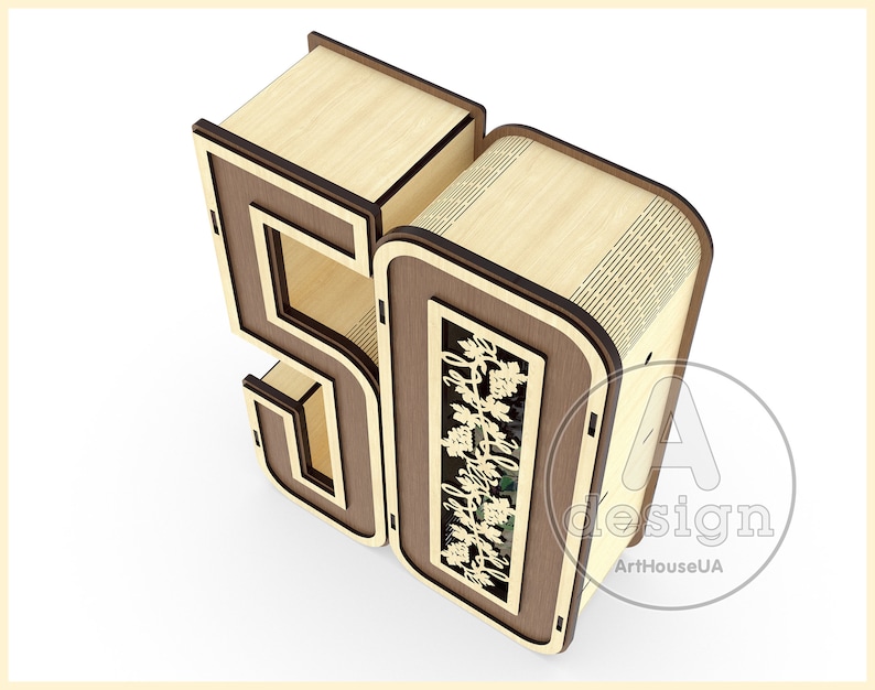 K&ouml;nnte beinhalten: Eine Holzkiste in Form der Zahl 50. Die Kiste ist aus hellem braunem Holz mit dunkelbraunen Verzierungen. Die Vorderseite der Kiste hat ein ausgeschnittenes Design aus einer Rebe mit Bl&auml;ttern und Trauben. Die Kiste ist ein dekoratives Element, das zum Aufbewahren von Kleinigkeiten verwendet werden kann.