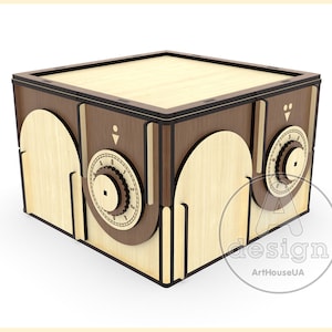 Op de afbeelding: Een houten doos met drie combinatie sloten. De doos is gemaakt van licht en donker hout en heeft een bruine rand. De sloten zijn zilverkleurig en hebben zwarte cijfers.