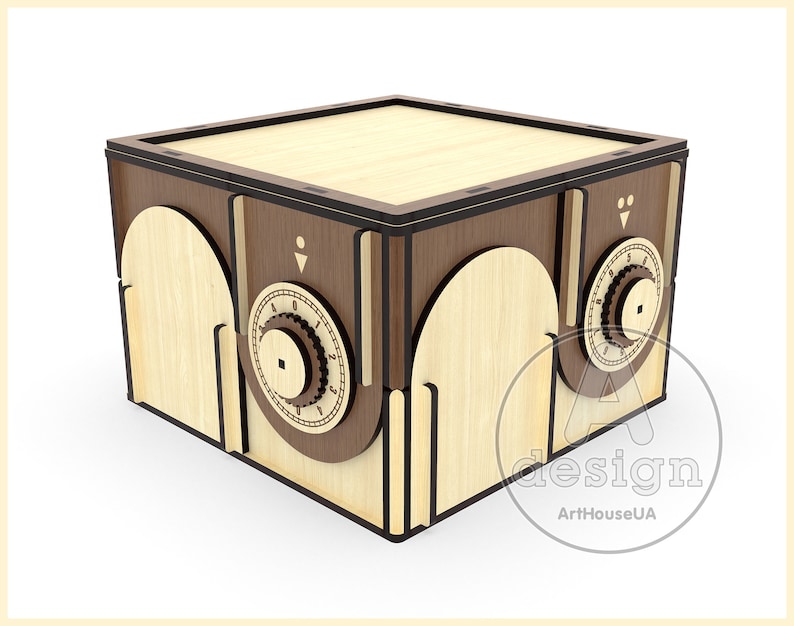 Op de afbeelding: Een houten doos met drie combinatie sloten. De doos is gemaakt van licht en donker hout en heeft een bruine rand. De sloten zijn zilverkleurig en hebben zwarte cijfers.