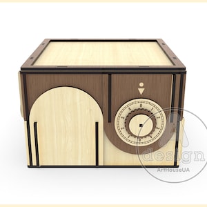 Op de afbeelding: Een houten doos met een combinatie slot aan de voorkant. De doos is gemaakt van licht en donker hout en heeft een kleine, ronde knop aan de bovenkant.