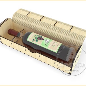 Puede incluir: Una caja de madera para botellas de vino con una tapa que se abre para revelar una botella de vino. La caja est&aacute; hecha de madera marr&oacute;n claro y tiene un patr&oacute;n decorativo en la tapa. La botella de vino es roja y tiene una etiqueta que dice "Wine Collection".