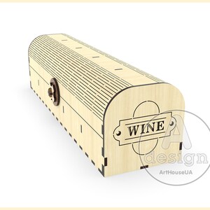Puede incluir: Una caja de madera con tapa abatible y cierre. La caja est&aacute; decorada con un patr&oacute;n de veta de madera y la palabra "WINE" est&aacute; grabada en la parte delantera.