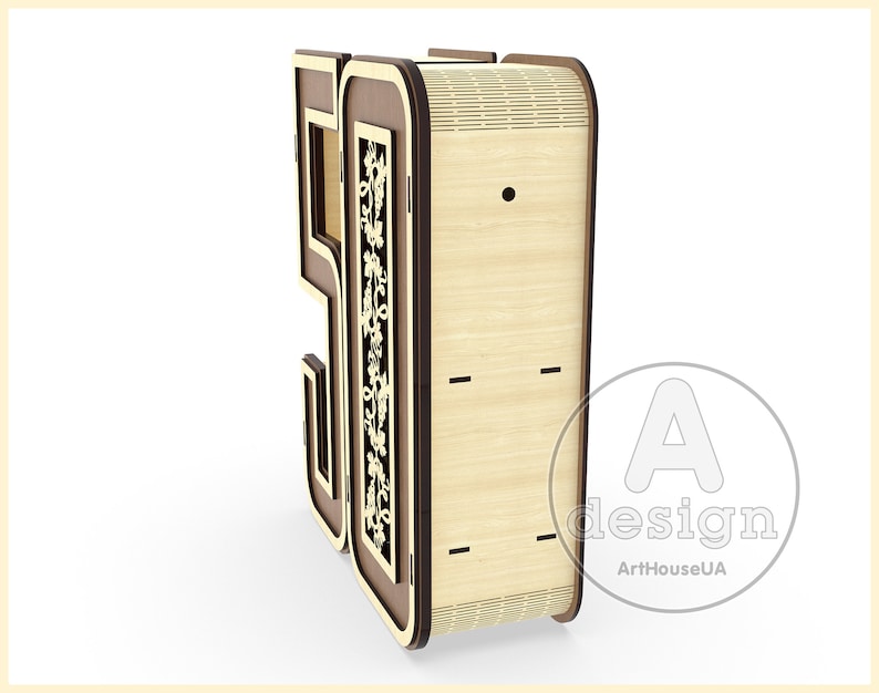 K&ouml;nnte beinhalten: Eine Holzkiste in Form der Zahl 50 mit einem dekorativen Design auf der Vorderseite. Die Kiste ist aus hellem Holz mit braunen Akzenten. Die Kiste hat ein kleines Loch auf der Vorderseite und ein paar Schlitze an der Seite. Die Kiste ist mit "A design ArtHouseUA" beschriftet.