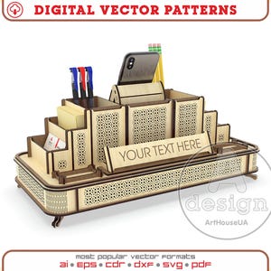 Puede incluir: Un organizador de escritorio de madera con múltiples compartimentos y un soporte para teléfono. El organizador tiene un patrón geométrico decorativo y un espacio para el texto "YOUR TEXT HERE". La imagen también incluye el texto "DIGITAL VECTOR PATTERNS".