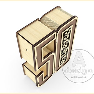 K&ouml;nnte beinhalten: Eine Holznummer 50 mit einem dekorativen Design. Die Nummer besteht aus zwei Holzst&uuml;cken, eines f&uuml;r die 5 und eines f&uuml;r die 0. Die 5 ist eine Box mit einem kleinen Loch vorne. Die 0 ist eine Box mit einem dekorativen Design auf der Vorderseite. Die Nummer ist braun und hat eine nat&uuml;rliche Holzoptik.