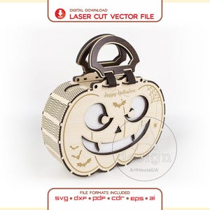 Könnte beinhalten: Ein lasergeschnittener Holzkorb in Kürbisform mit Griff, der gravierte Details wie einen Happy Halloween-Gruß, Fledermäuse und ein Spinnennetz aufweist. Das Design enthält Aussparungen für Augen und Mund sowie eine helle Holzoberfläche.