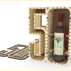 K&ouml;nnte beinhalten: Holz-Weinflaschenhalter in Form der Zahl 50. Der Halter hat einen Ausschnitt f&uuml;r eine Weinflasche und ein Etikett mit der Aufschrift "Wine Collection".