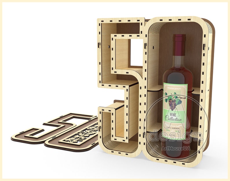 K&ouml;nnte beinhalten: Holz-Weinflaschenhalter in Form der Zahl 50. Der Halter hat einen Ausschnitt f&uuml;r eine Weinflasche und ein Etikett mit der Aufschrift "Wine Collection".