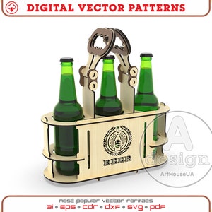 Puede incluir: Un porta botellas de madera para cerveza con un abridor de botellas incorporado. El porta botellas está diseñado para contener cuatro botellas de cerveza y tiene la palabra "BEER" impresa en la parte delantera.