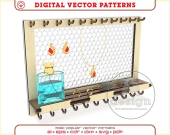 Puede incluir: Un organizador de joyas de madera con un patrón de panal y ganchos para colgar collares y pendientes. También hay pequeñas estanterías para anillos y una botella de perfume.