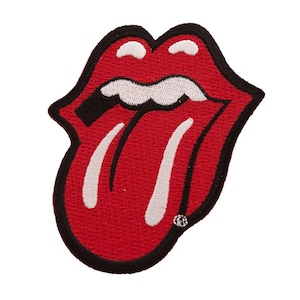 Puede incluir: Parche bordado rojo y blanco de una lengua que sale de una boca. La lengua tiene una raya blanca en el medio y un contorno negro.