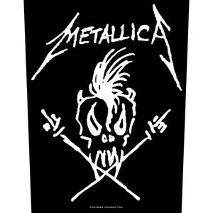 Puede incluir: Gráfico en blanco y negro con el nombre de la banda "METALLICA" encima de una calavera con huesos cruzados y dos gestos de dedos. El diseño es una ilustración audaz y estilizada.