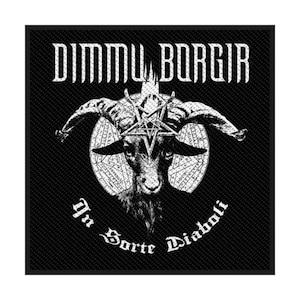 Puede incluir: Parche en blanco y negro con el nombre de la banda "Dimmu Borgir" sobre una cabeza de cabra con un pentagrama y la frase "In Sorte Diaboli". El parche tiene un borde texturizado.