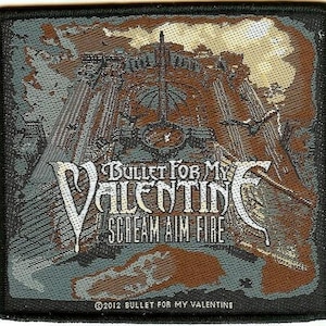 Może przedstawiać: Kwadratowa naszywka z czarną obwódką, z szczegółowym wzorem w kolorach brązowym, szarym i białym. Naszywka przedstawia nazwę zespołu "Bullet For My Valentine" i tytuł albumu "Scream Aim Fire". Projekt zawiera elementy architektoniczne.