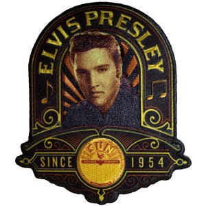 Könnte beinhalten: Gestickter Aufnäher mit Elvis Presleys Porträt, mit dem Text "ELVIS PRESLEY" in goldfarbenen Buchstaben. Der Aufnäher enthält Noten und den Text "SINCE 1954" mit einem Schallplattenfirmenlogo, alles vor einem schwarzen und goldenen Hintergrund.