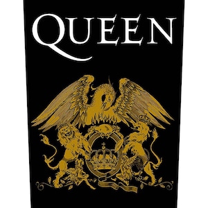 Puede incluir: Fondo negro con un emblema dorado que presenta una corona, leones y un fénix. La palabra "QUEEN" está escrita en blanco en la parte superior de la imagen. El diseño es probablemente un logotipo o emblema.