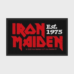 Può includere: Toppa rettangolare nera con il nome della band "IRON MAIDEN" in lettere rosse sbiadite. Il testo "Est. 1975" è in bianco. La parte inferiore della toppa include le informazioni sul copyright.