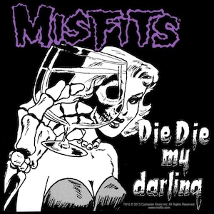 Puede incluir: Gráfico en blanco y negro con la palabra "MISFITS" en morado. Representa a una mujer con rostro de esqueleto sosteniendo una copa de vino. El texto "Die Die my darling" está debajo.