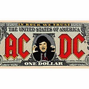 以下が含まれることがあります： AC/DCのロックバンドをフィーチャーしたパロディーの米国ドル紙幣。紙幣には、赤と黄色の文字でバンドのロゴが描かれており、中央には黒いシャツを着た男性の肖像画とマイクが描かれています。ロゴの上に「In Rock We Trust」と「The United States of America」の文字が印刷され、下に「One Dollar」の文字が印刷されています。